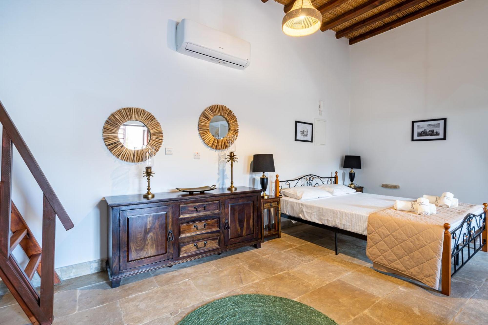 Stone Court Boutique Апарт-отель Милиу